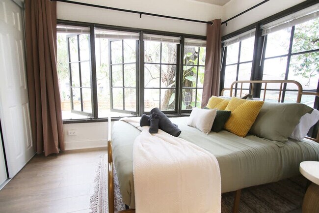 Building Photo - 102 W Emma St