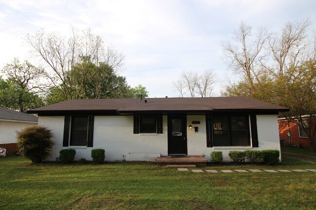 Building Photo - Tour Today! Updated 3 Bed 2 Bath Rental! S...