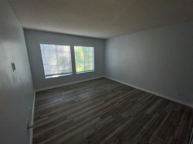 Building Photo - Incredibly Spacious 2 Bedroom/2Bath Condo ...