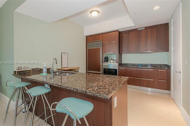 Building Photo - 16001 Collins Ave