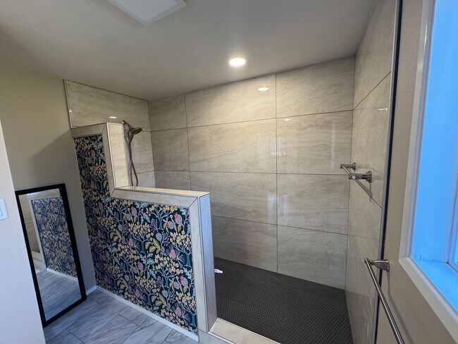 Building Photo - 3 Bed 2 Bath Home