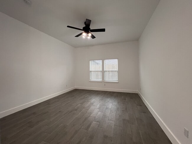 Building Photo - 506 E Bryson Ave
