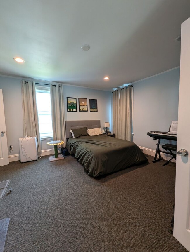 Building Photo - Charming 3-Bedroom, 3-Bathroom Home