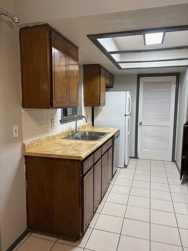 Building Photo - 1901 Amy Sue Dr