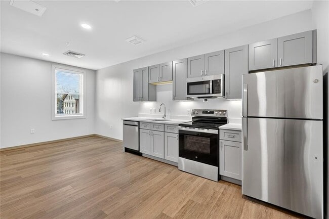 Building Photo - 1624 Lonsdale Ave