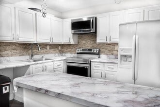 Building Photo - 2 bedroom in Miami FL 33179