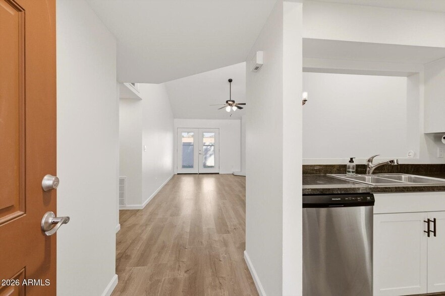 Entrance hall - 5142 E Edgemont Ave
