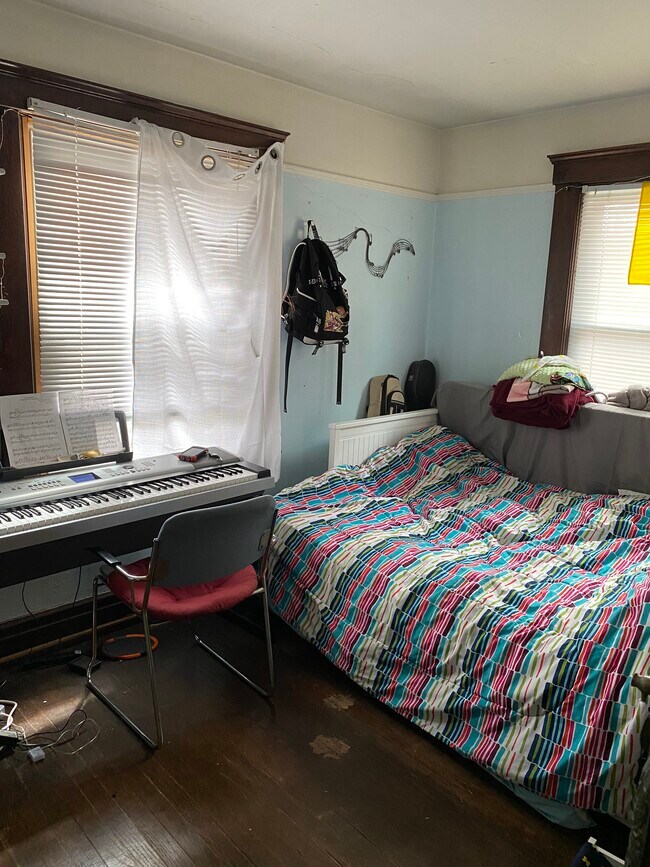 Bedroom - 917 E Ann St