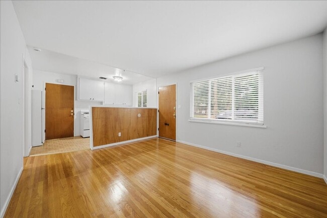 Building Photo - 1155-1155 Rodeo Way