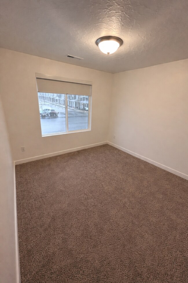 Building Photo - Gorgeous Townhome!!!