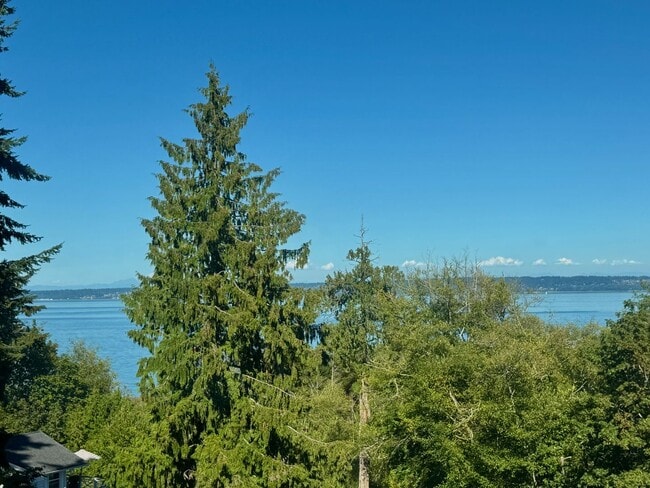 Building Photo - This gorgeous Bainbridge home is available with flexible lease terms starting July 10th