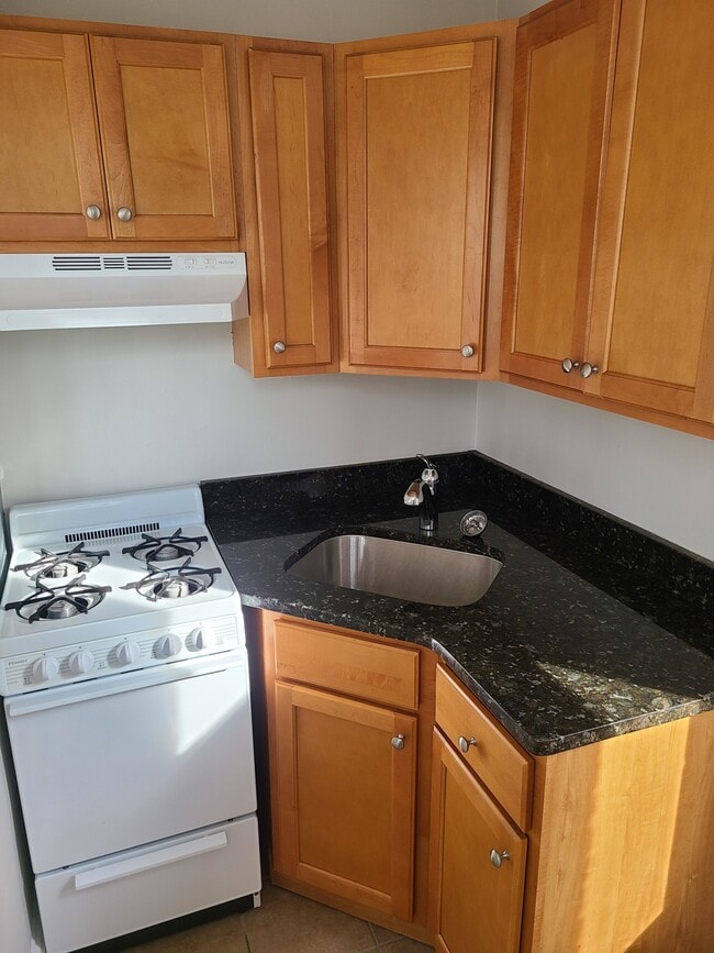 Primary Photo - 11 Farrington Ave