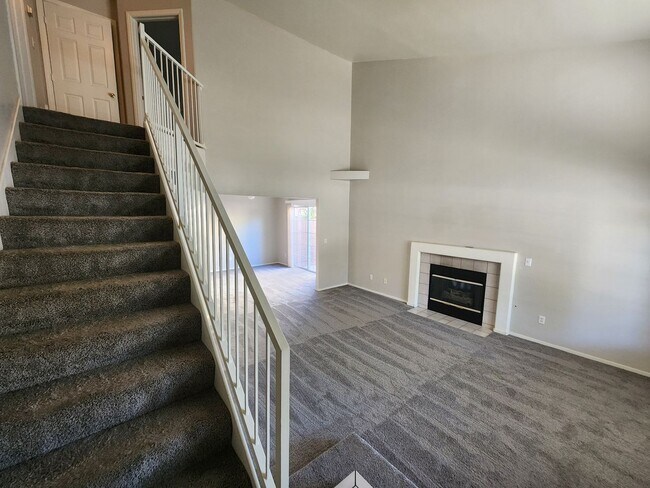 Building Photo - Beautiful townhouse in Silverado Ranch