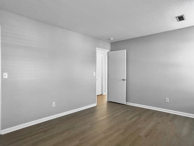 Building Photo - Gorgeous Home in Charleston