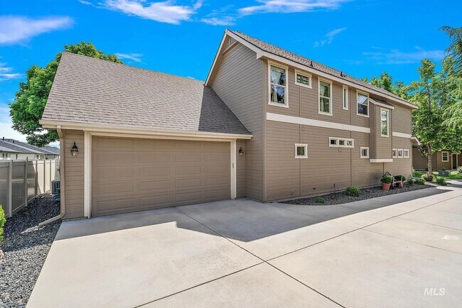 Building Photo - 998 E Shadow Creek Ln