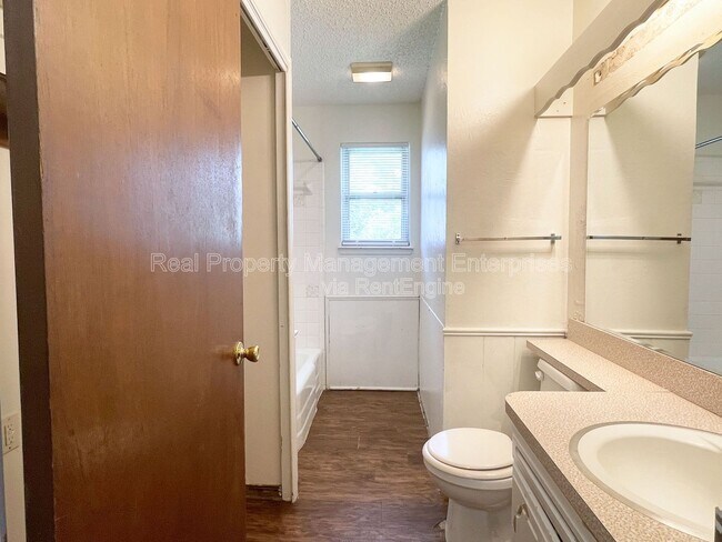 Building Photo - 4841 Newport Dr