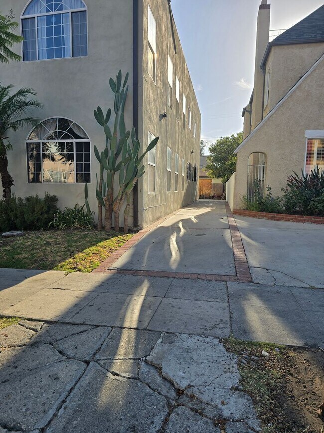 Building Photo - 357 N Ogden Dr