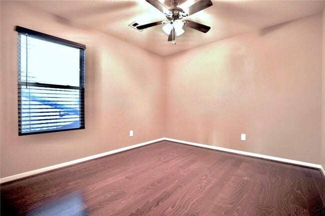 Building Photo - 3503 Barkers Crossing Ave