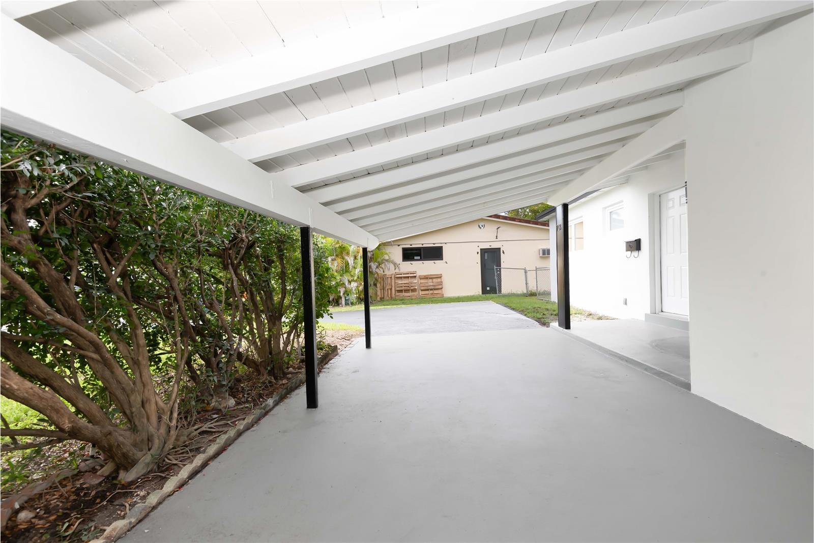 Building Photo - 713 SW 4th Ct