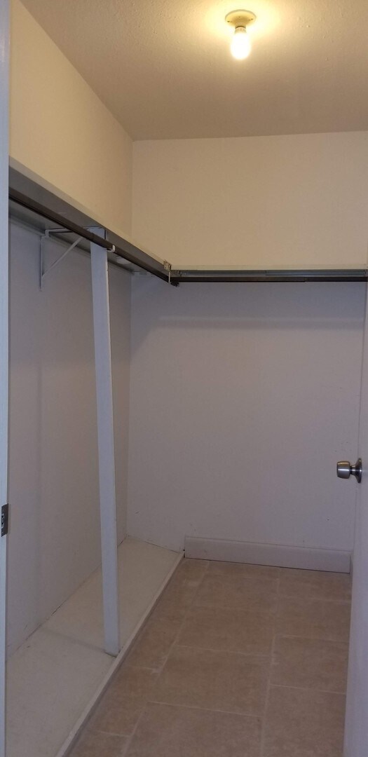 Building Photo - S. BISCAYNE & TAMIAMI TRAIL / 2 bedroom home / $ 1450