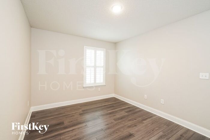 Building Photo - 725 Chandler Dr