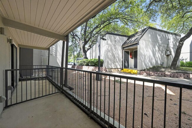 Building Photo - 935 La Posada Dr