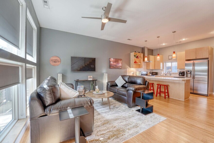 Primary Photo - 330 W 5th St