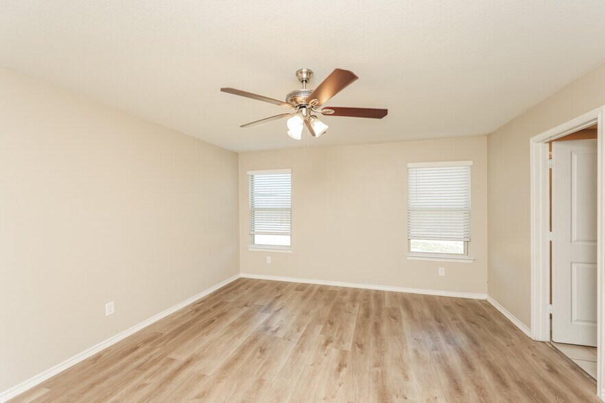 Building Photo - 2609 Hutchins Dr