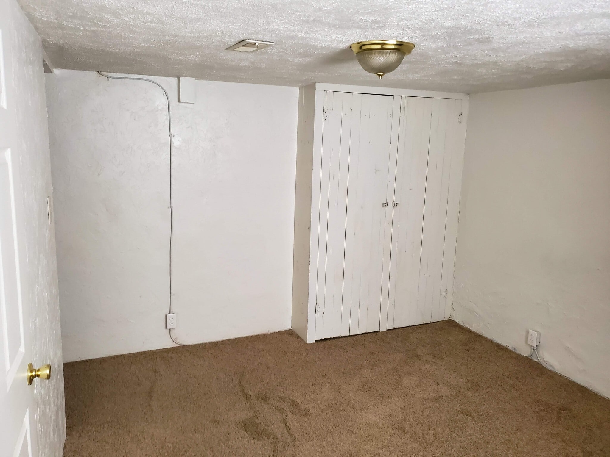 Downstairs bedroom - 426 W Benton St