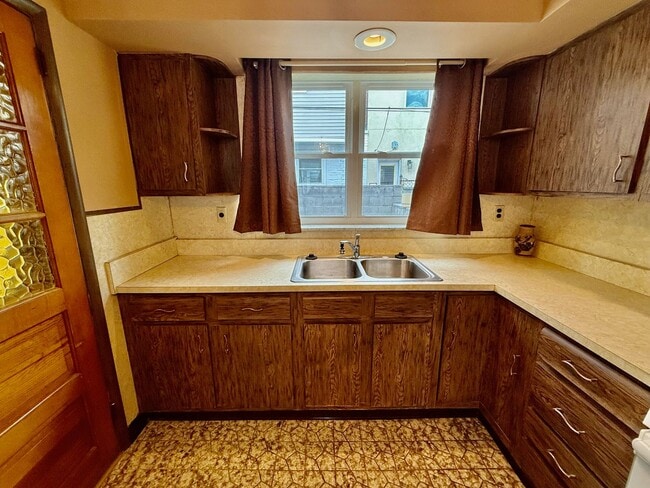 Building Photo - Recently UPDATED 3 BD/1 BA HOUSE in great East Passyunk/LOMO location w/ new Engineered Wood Floo...