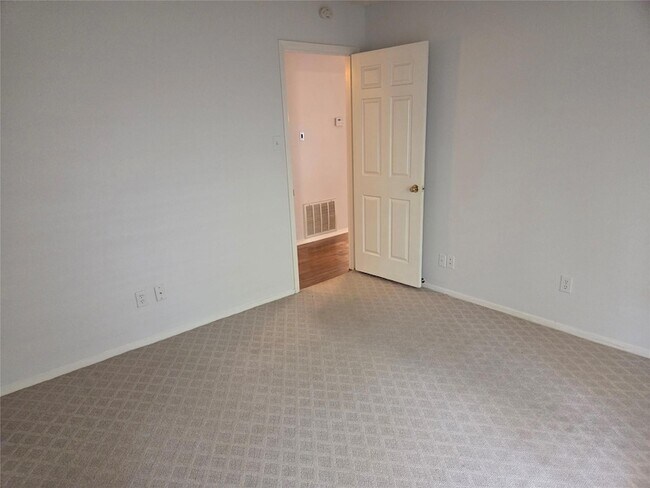 Building Photo - 8111 Baywood Dr