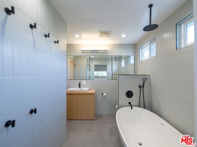 Building Photo - 2933 Acresite St