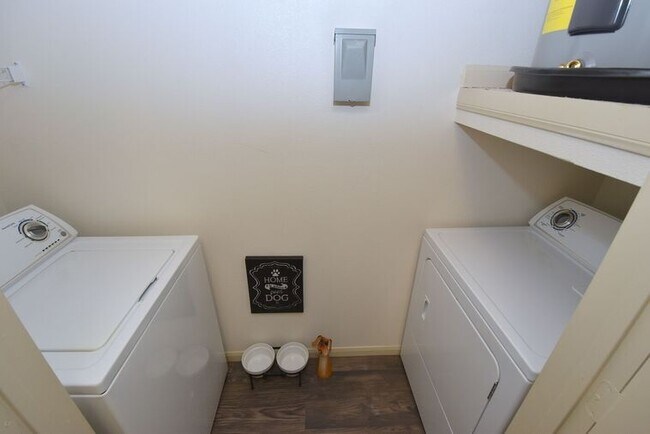 Building Photo - Convenience Meets Comfort in Houston