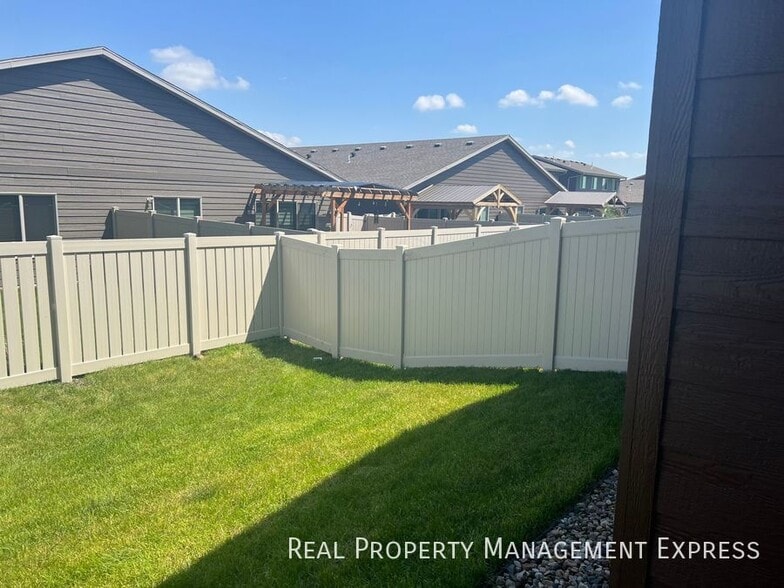 Building Photo - Spacious 3 Bed 2 Bath Townhome