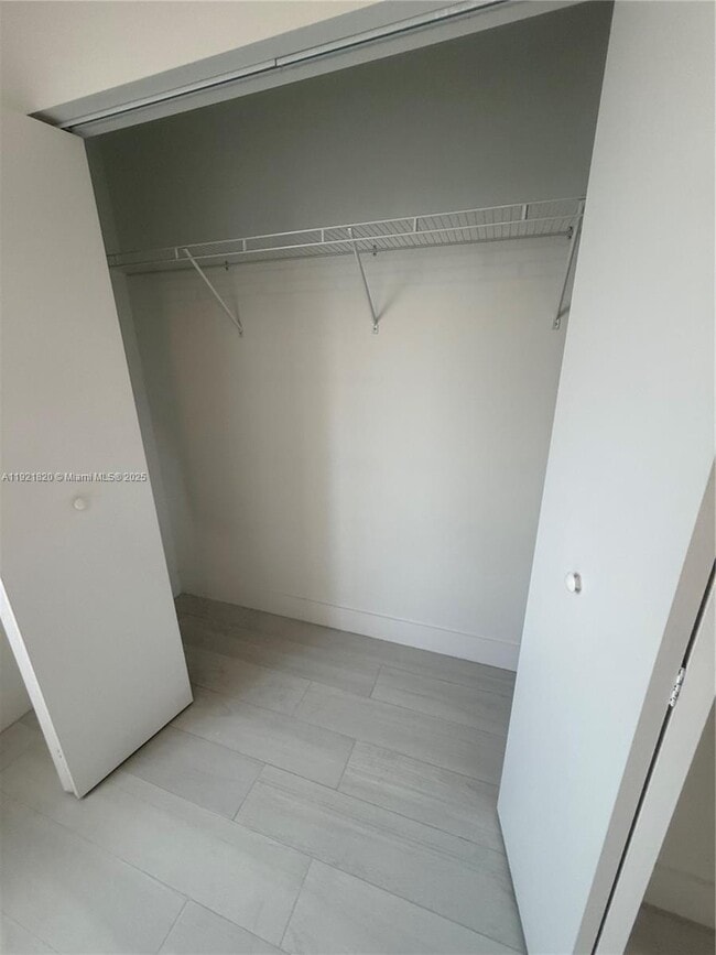 Building Photo - 909 E 24th St