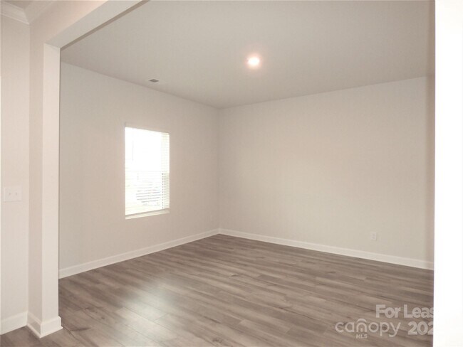 Building Photo - 1057 Red Apple St