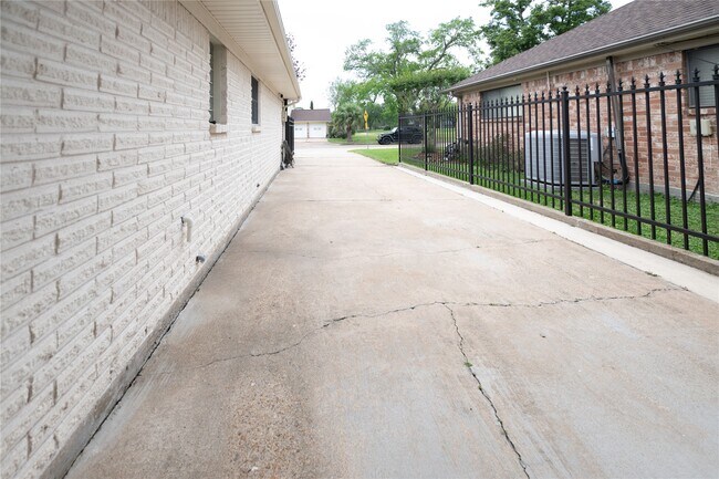 Building Photo - 7546 Maple Tree Dr