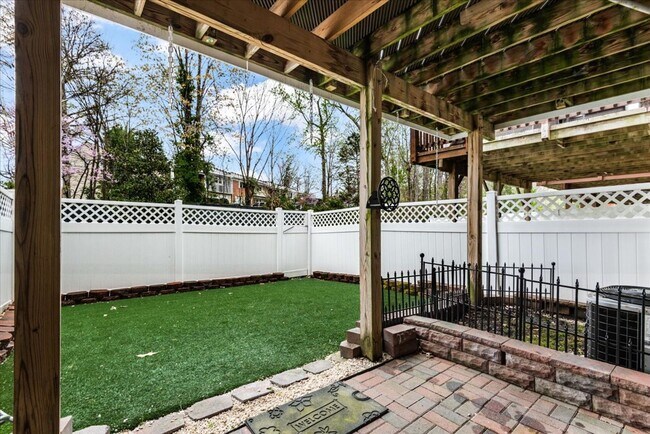 Building Photo - Charming 3-Level Townhome