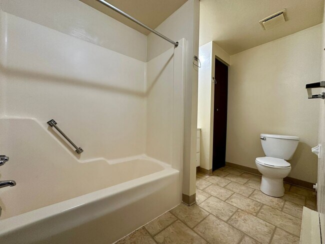 Building Photo - Spacious One Bedroom Apartment! Laundry On...