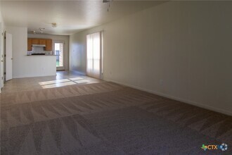 Building Photo - 102 E Robin Ln