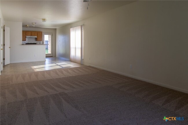 Building Photo - 102 E Robin Ln