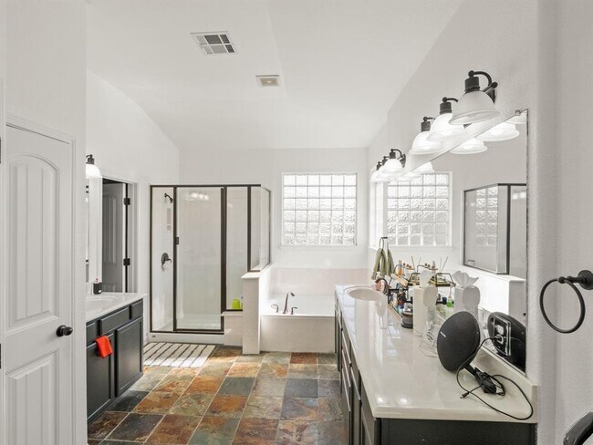 Building Photo - 4378 Green Tree Dr