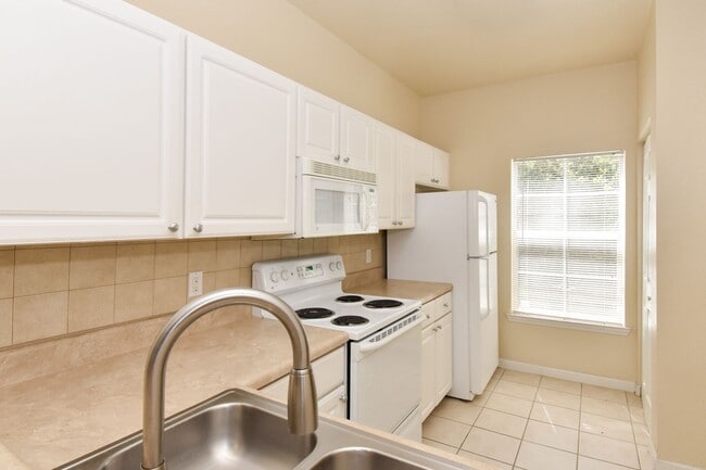 Building Photo - Spacious 2BR/2.5BA Condo in Gated Community w/ Resort-Style Amenities!