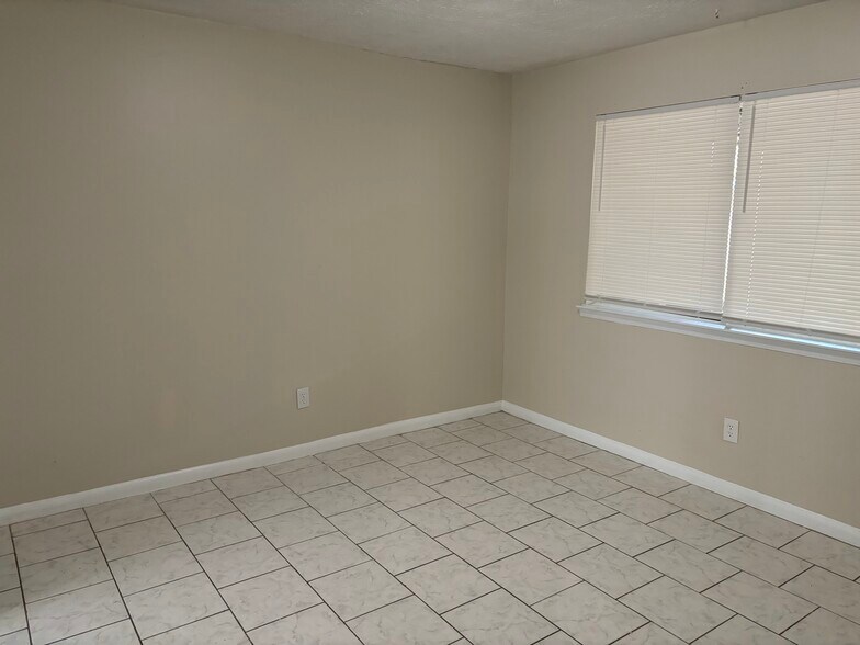 Building Photo - 923 Pine Oak Trl