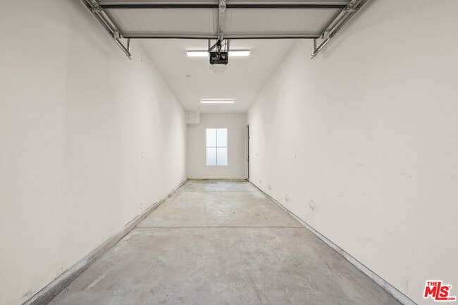 Building Photo - 1733 S Barrington Ave