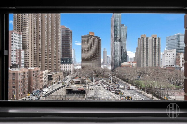 Building Photo - 225 E 36th St