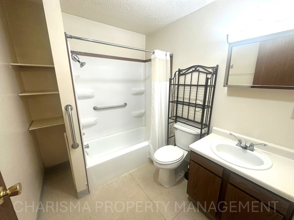 Building Photo - 513 N Main Ave