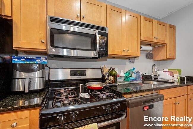 Building Photo - 16 Sewall St