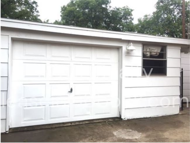 Building Photo - Large 3 bed 2 bath, Walking Distance to Tech