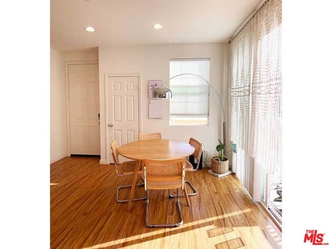 Building Photo - 10533 Maple Ln